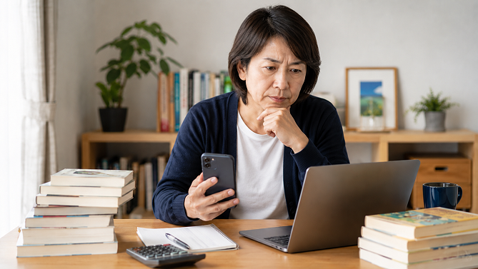 中古本の価格と送料を比較して本代を節約する中年女性